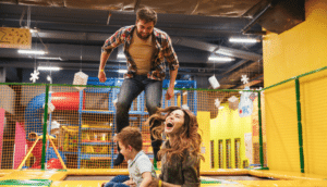 famille joie trampoline